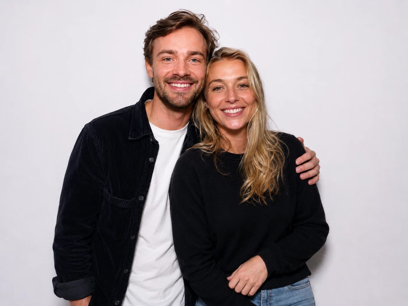 De onbewerkte opname van twee gasten voor de AI photobooth