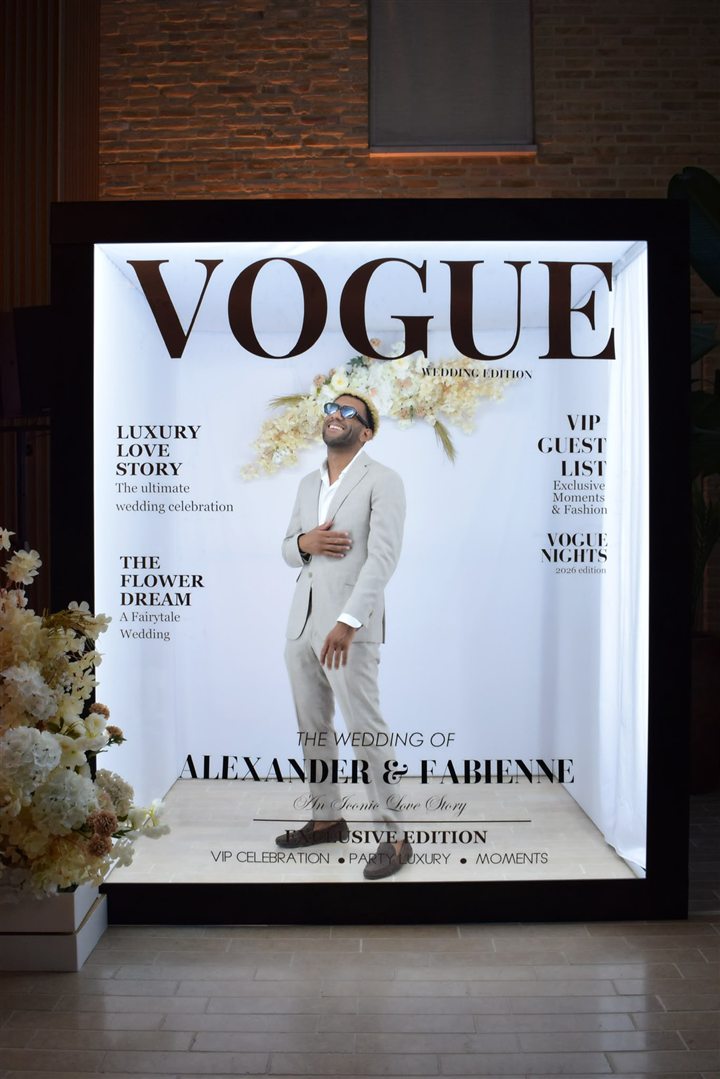 Gast poseert in de Magazine Booth als Vogue-cover tijdens een bruiloft