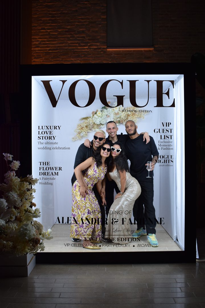 Groep gasten samen op de cover in de Magazine Booth