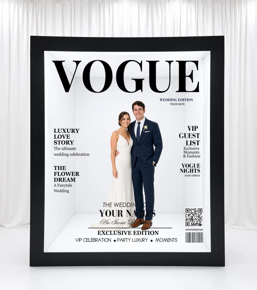 De magazine booth met een Vogue-cover erop en een bruidspaar erin