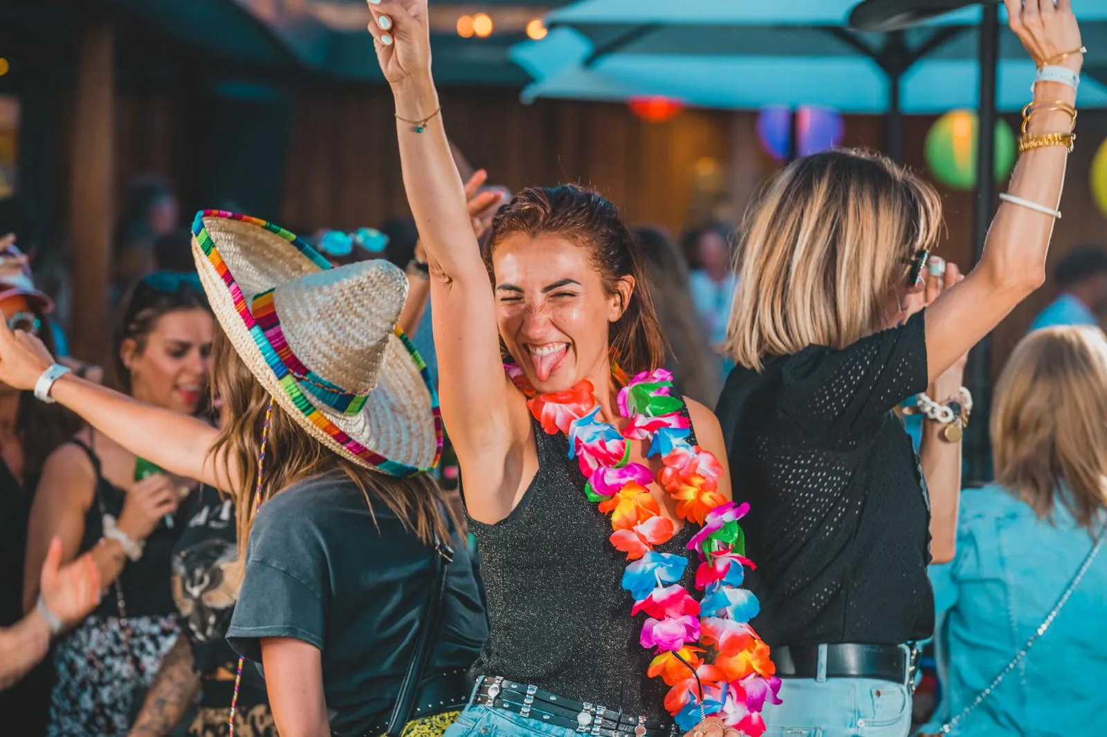 Festivalsfeer met sombrero en bloemenkrans