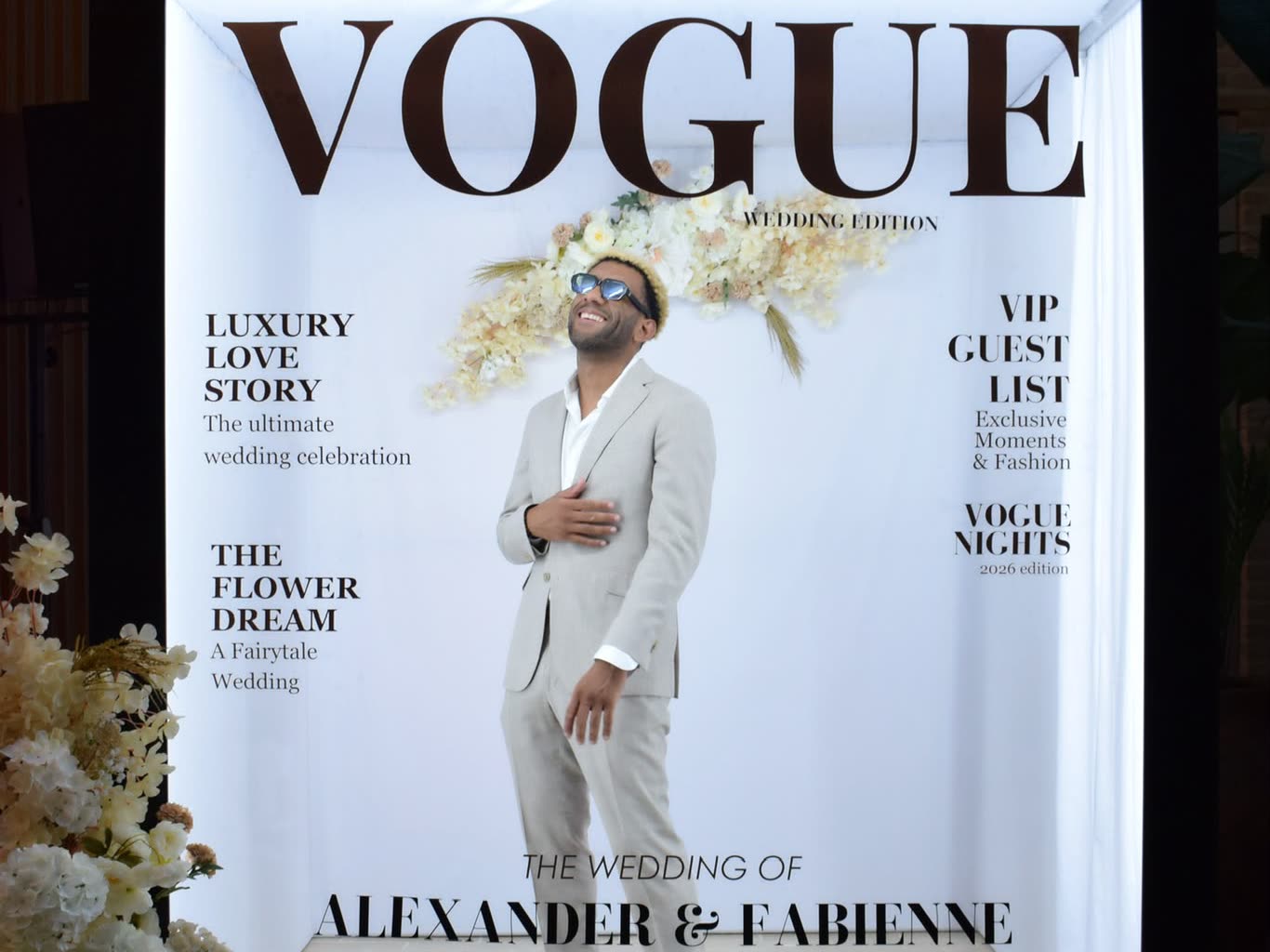 Magazine Booth op een bruiloft: gast poseert in de verlichte VOGUE-cover booth